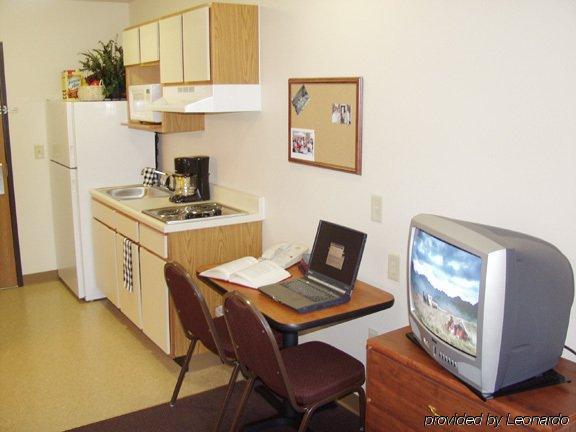 Woodspring Suites Champaign Near University 部屋 写真